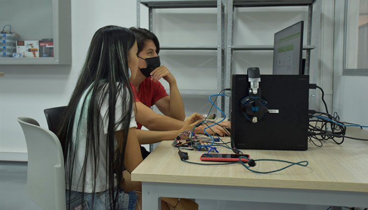 Estudiantes en proceso digital.