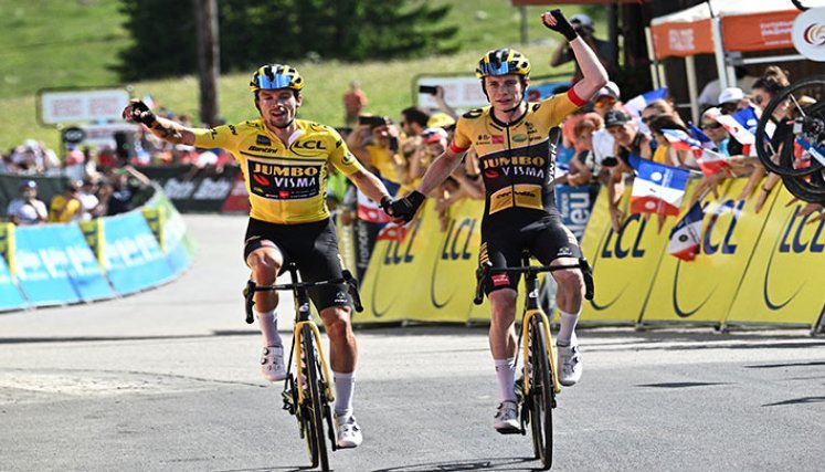 El ganador de la etapa, el ciclista danés Jonas Vingegaard y Primoz Roglic