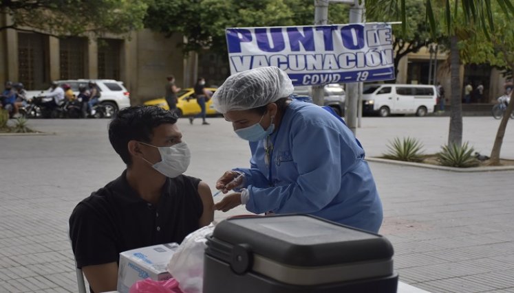 Hasta la fecha, Cúcuta cuenta con un avance del 33,3% en la aplicación de dosis de refuerzos, por lo que aún no se puede eliminar el uso del tapabocas en espacios cerrados. /Foto: Pablo Castillo / La Opinión 