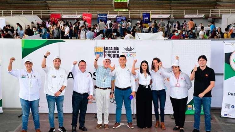 La alcaldía lideró la jornada de empleo en el colegio Municipal./Foto cortesía