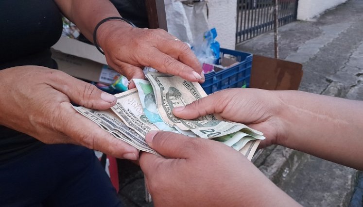 Pesos y dólares en efectivo mueve la economía de Venezuela. Foto Anggy Polanco / La Opinión