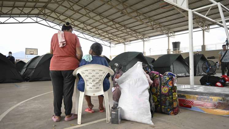 Ante la intimidación de un grupo de hombres fuertemente armados, que vestían uniformes parecidos a los de la Policía, en el sector Pacolandia, en el corregimiento Banco de Arena, la noche de este miércoles, decenas de familias de la zona rural de Cúcuta salieron en busca de resguardo y seguridad.