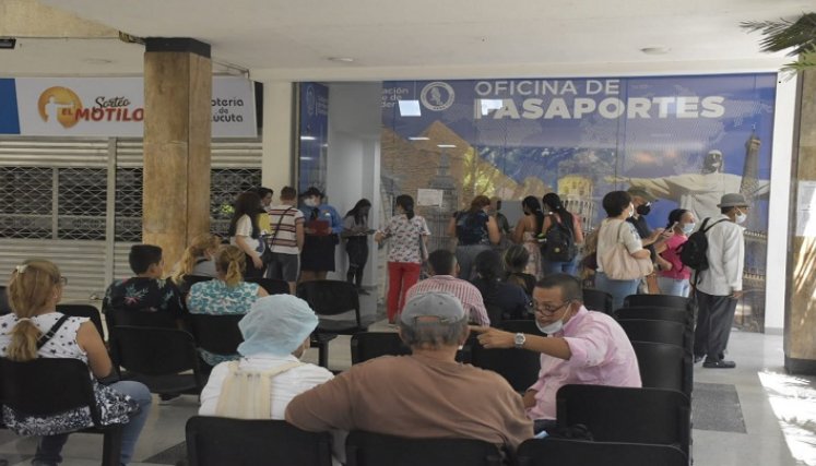 Algunas personas señalaron que llevaban casi 6 meses esperando la cita, trámite que solicitaron de manera virtual.  /Foto: Pablo Castillo / La Opinión