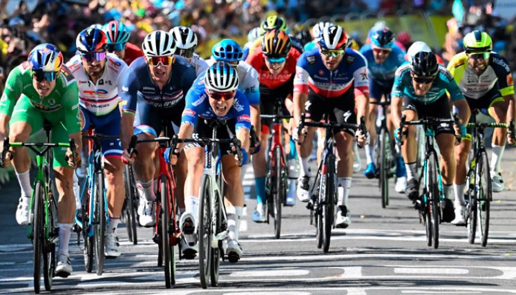 El belga Philipsen gana al esprint la 15ª etapa del Tour