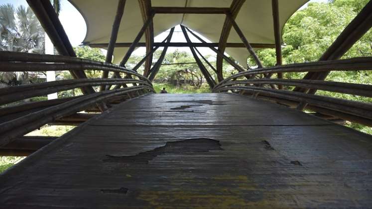 Llega un auxilio para el olvidado puente de Guadua