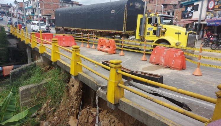 Debido a los aguaceros de los últimos días el puente La Sal del barrio Santa Clara presenta fallas en la estructura. / Foto: Javier Sarabia/ La Opinión