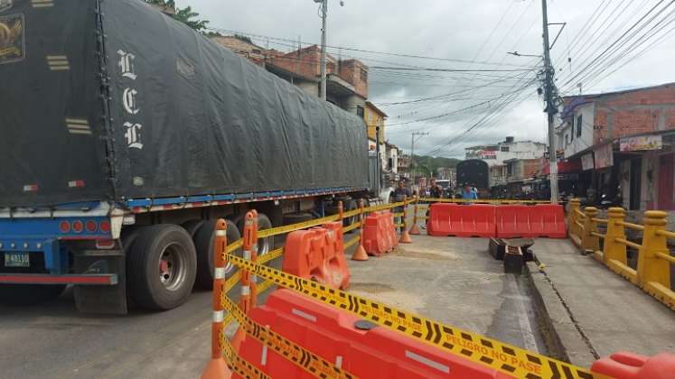 Debido a los aguaceros de los últimos días el puente La Sal del barrio Santa Clara presenta fallas en la estructura. / Foto: Javier Sarabia/ La Opinión