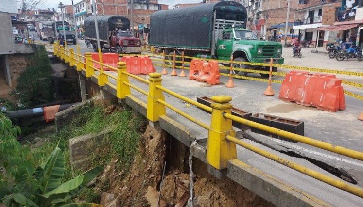 La Territorial de Vías de Ocaña avanza con la recuperación de la estructura vial del puente La Sal que conecta con la costa norte colombiana. / Foto: Javier Sarabia / La Opinión 