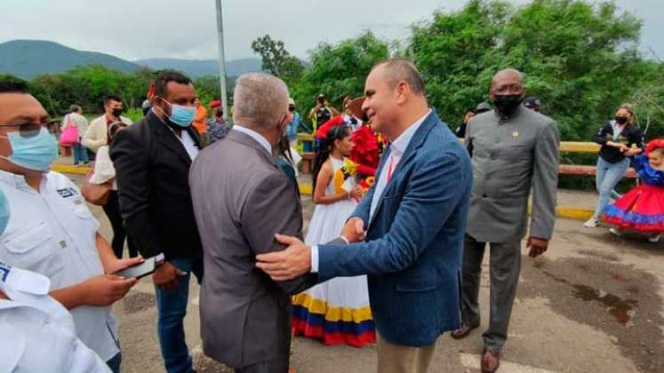 Representantes gremiales de Colombia y Venezuela se saludan en el puente Francisco de Paula Santander./Foto Anggy Polanco/La Opinión