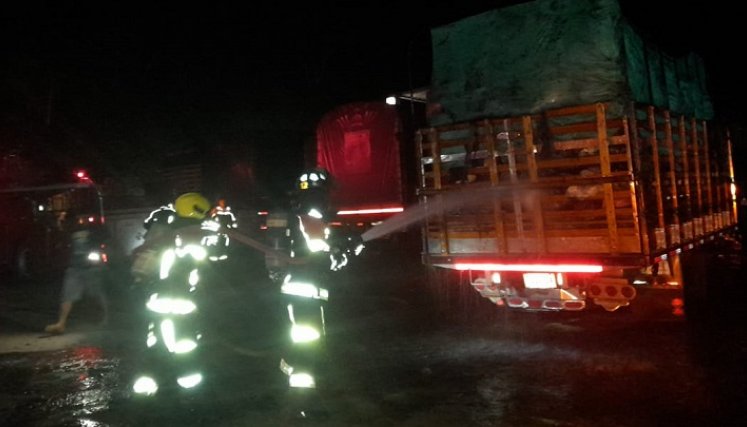 Emergencia en camión con toneladas de basuras que venían para Cúcuta./Foto: cortesía