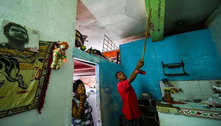 La tensión de vivir bajo el riesgo de un derrumbe en Cuba./Foto: AFP