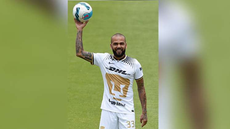 Dani Alves firma con los Pumas de México