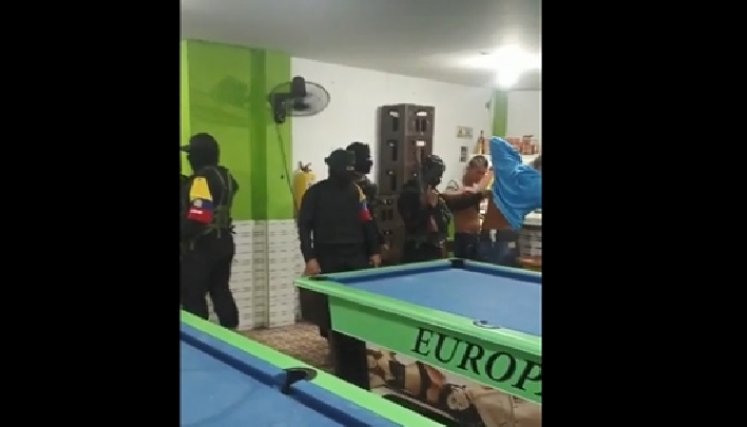 El sábado, hacia las 9:00 de la noche, varios miembros de la disidencia llegaron armados y con uniformes a algunos establecimientos de Tibú a demostrar su poder.