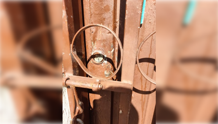 Los vecinos forcejearon la cerradura de la puerta y encontraron el cuerpo de Enrique.