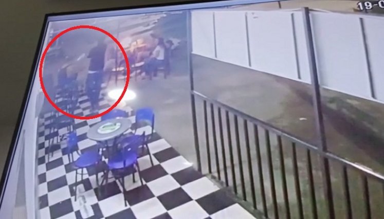 Video de una cámara de seguridad que registra el hecho.