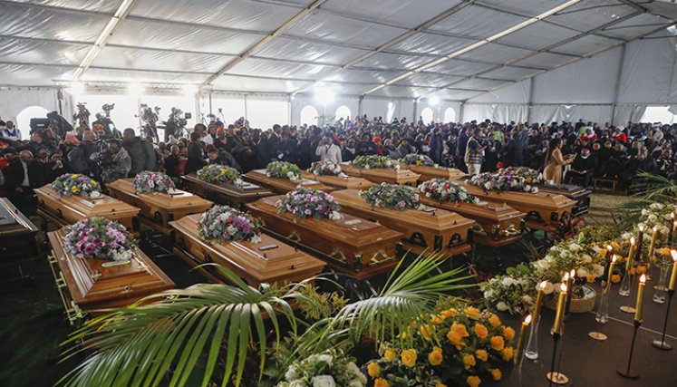 Sudáfrica despide a los 21 jóvenes muertos en tragedia misteriosa en un bar./Fotos: AFP