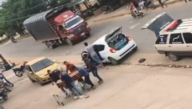 Varios hombres fuertemente armados llevaron el féretro hasta el casco urbano de Campo Dos y le dieron el último adiós.