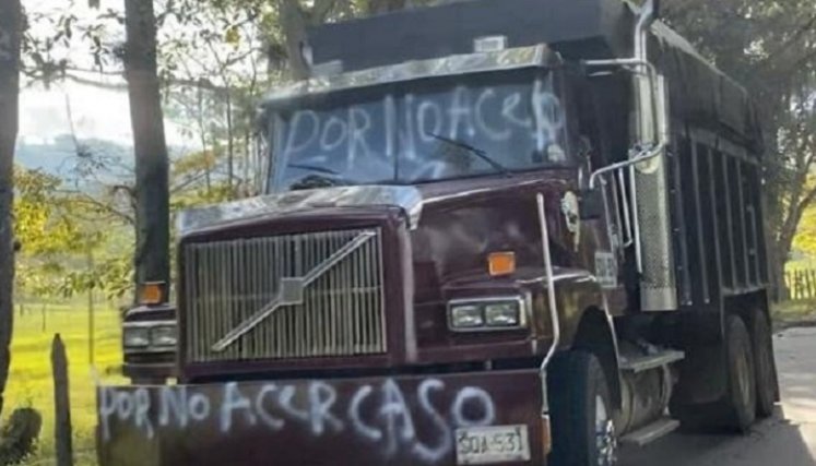 Las volquetas que habían sido estacionadas a un costado de la vía, en Astilleros, fueron retiradas.