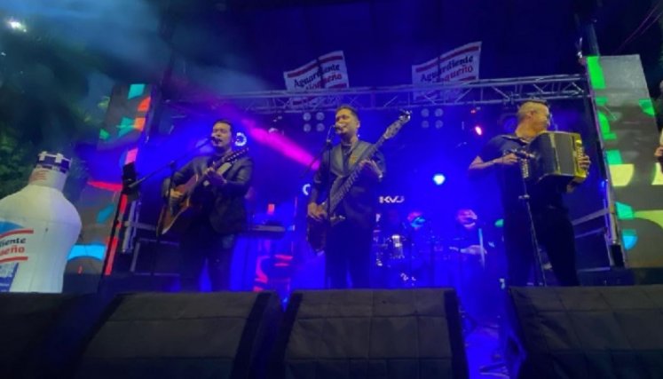 La banda K-Vu se mueve a ritmo de música regional mexicana