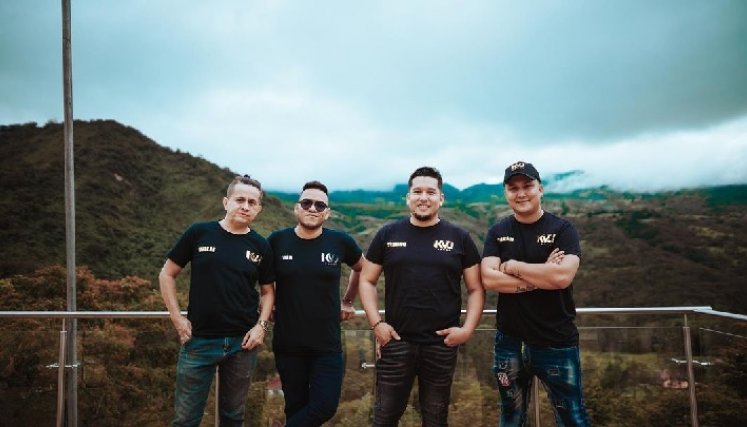 La banda K-Vu se mueve a ritmo de música regional mexicana