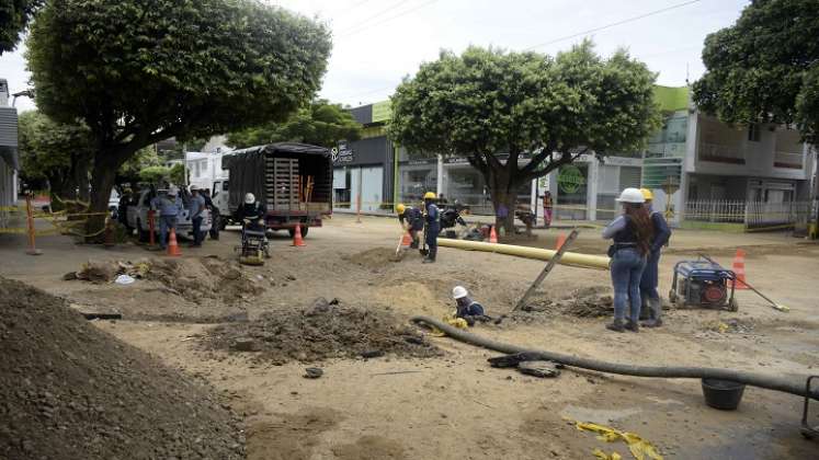 Ruptura de una tubería del acueducto dejó un cráter en el barrio Lleras