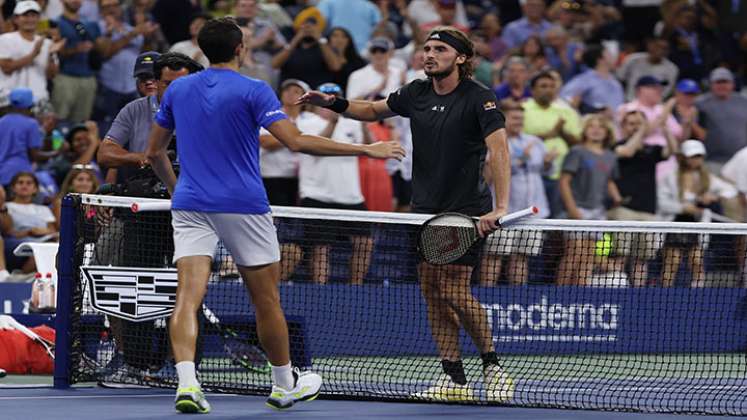 Daniel Galán y el momento de la felicitación por parte del tenista griego Stefanos Tsitsipas.