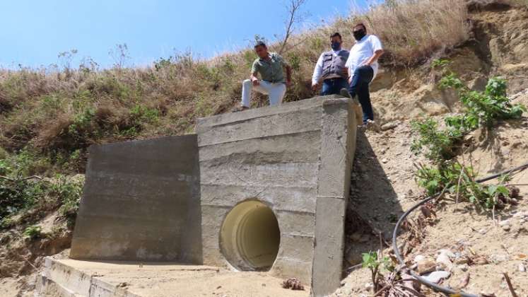 La administración municipal adelanta el proceso de recuperación de la arteria vial que conduce hacia el corregimiento de Pueblo Nuevo. / Foto: Cortesía / La Opinión