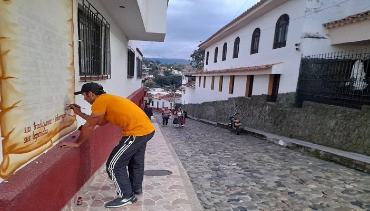 A través de murales, los líderes comunales pretenden perpetuar la historia de Ocaña. En las paredes de las viejas casonas de la calle empedrada del Embudo se deja la huella de ese pasado. / Foto: Cortesía / La Opinión 