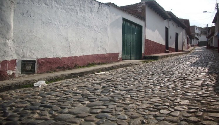 A través de murales, los líderes comunales pretenden perpetuar la historia de Ocaña. En las paredes de las viejas casonas de la calle empedrada del Embudo se deja la huella de ese pasado. / Foto: Cortesía / La Opinión 