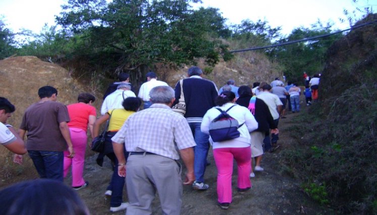 Miles de feligreses procedentes de diferentes rincones del país suben hasta el santuario a venerar a la virgen morena de las gracias de la Torcoroma. / Foto: Cortesía / La Opinión