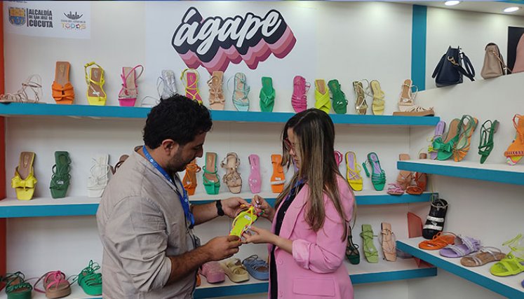 Los emprendedores pudieron entablar contacto con clientes de varias ciudades de Colombia y de países como EE. UU. / Foto: Leonardo Favio Oliveros La Opinión