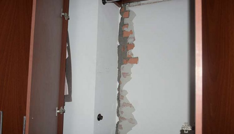 Las grietas asustan en al menos seis apartamentos/Foto Pablo Castillo/La Opinión