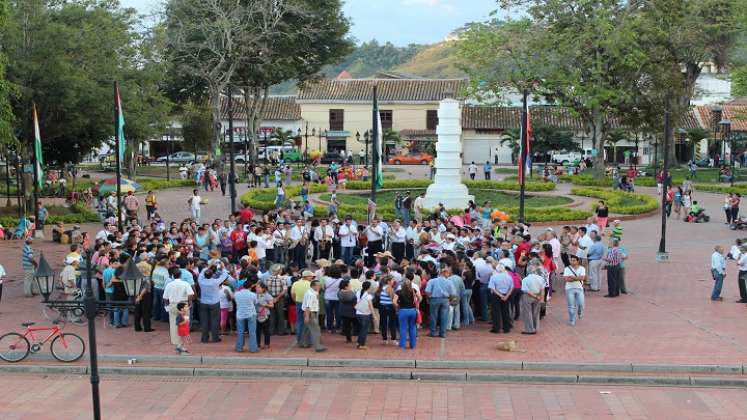 Los integrantes de la Corporación Banda Municipal de Ocaña cumplen cien años de existencia.  A pesar de las dificultades económicas los artistas mantienen vivas las tradiciones a través de la música.