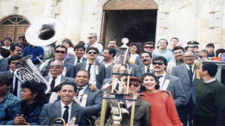 Los integrantes de la Corporación Banda Municipal de Ocaña cumplen cien años de existencia.  A pesar de las dificultades económicas los artistas mantienen vivas las tradiciones a través de la música.