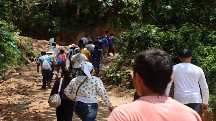 Delegados de entidades defensoras de derechos humanos llegan hasta la zona rural de Teorama para verificar la situación y buscar salidas al fenómeno social. Los campesinos exigen la reubicación de la base militar.