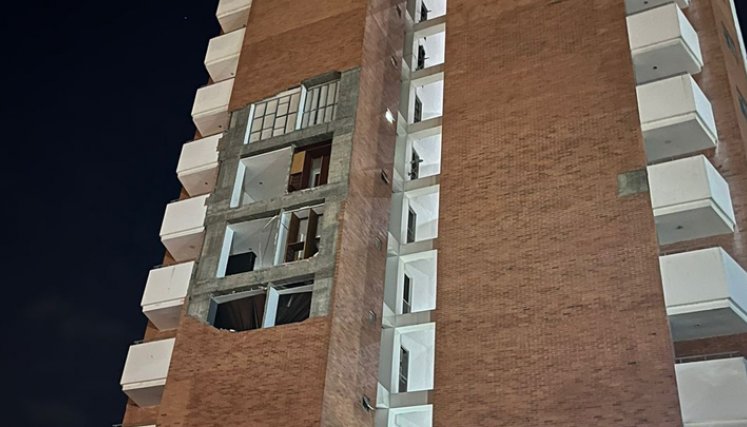 Se desprendieron otras partes de la fachada del edificio Versalles 
