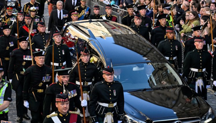 Carlos III encabeza procesión fúnebre de Isabel II en Edimburgo