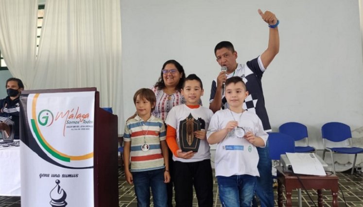 Jhojan Anavitarte (centro) fue el ganador del torneo IRT de ajedrez.