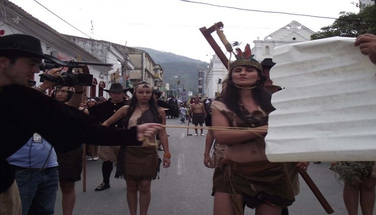 En el Desfile de los genitores se representa la figura de la mujer valerosa, rebelde contra el régimen español.
