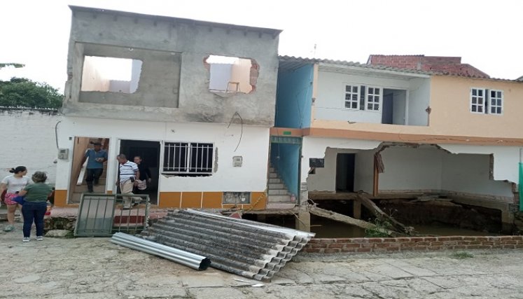 Moradores del barrio Las Mercedes solicitan a las autoridades celeridad en la intervención para evitar el desplome de las viviendas. / Foto: Javier Sarabia / La Opinión 