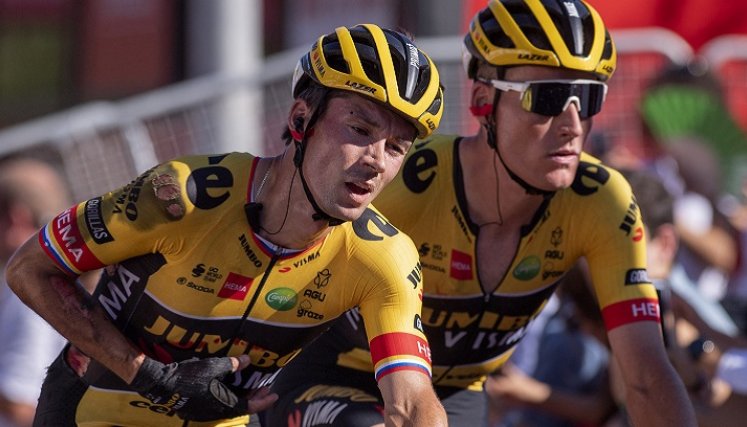 Primoz Roglic (izquierda) ciclista del Jumbo Visma debió irse de la vuelta por una fuerte caída.