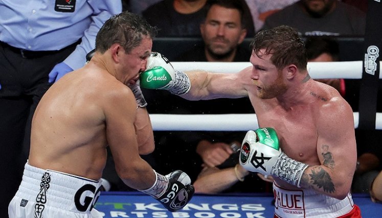 Saúl 'Canelo' Álvarez pega un derechazo sobre la nariz del kazajo, Gennadiy Golovkin, en la pelea de revancha por el título de los Supermedianos.  
