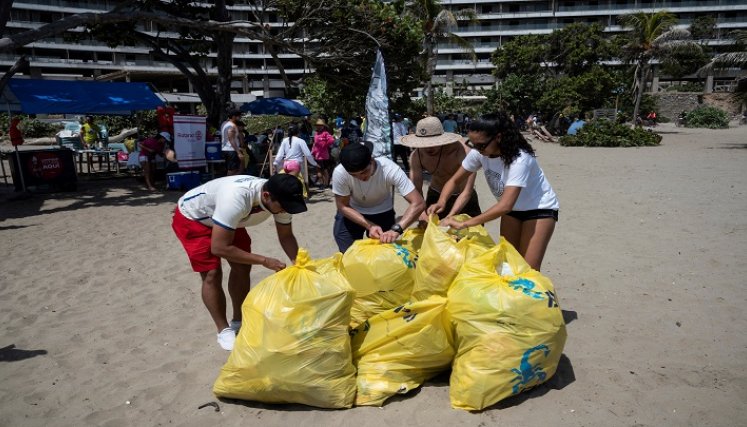 Recolección de plástico en Venezuela. / Foto: AFP