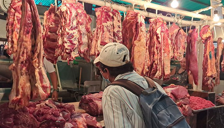 Tachirenses tratan de estirar el dinero para adquirir la canasta alimentaria. / Foto: Anggy Polanco / La Opinión
