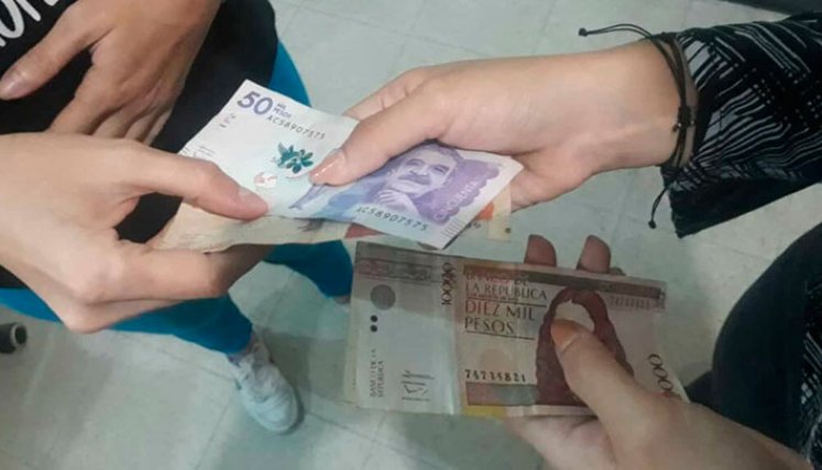 La facilidad y rapidez para pagar es la principal razón por la que se usa el dinero en efectivo./ Foto Archivo La Opinión