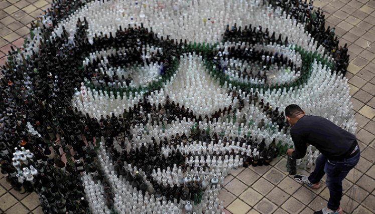 García Márquez y el singular homenaje en vidrio que recibió en Colombia./Foto: AFP