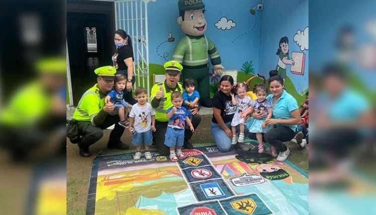 Policía de Tránsito y Transporte enseña las normas viales a los niños de Cúcuta./Foto: cortesía