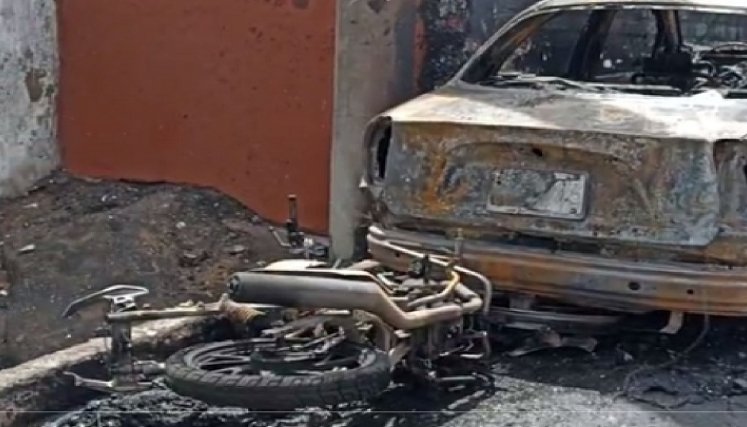 En este punto del barrio El Páramo el taxi se incendió, por un cortocircuito y terminó rodando en reversa.