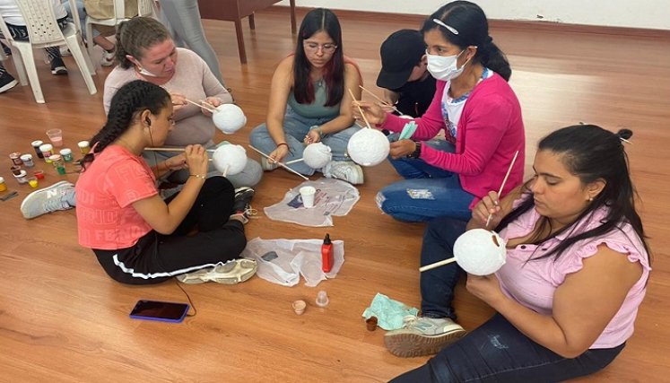Por medio de la creación de títeres hicieron una obra de teatro.