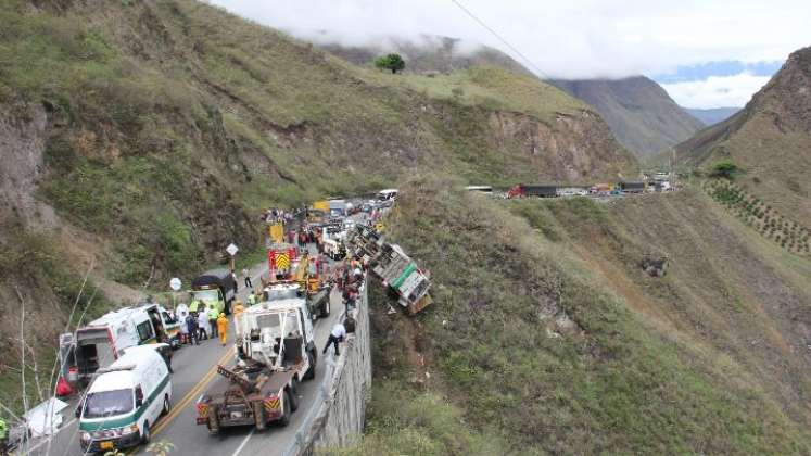 Accidente ocurrido en el norte de Nariño. Una de las primeras hipótesis es que el bus se quedó sin frenos. / Foto: Colprensa